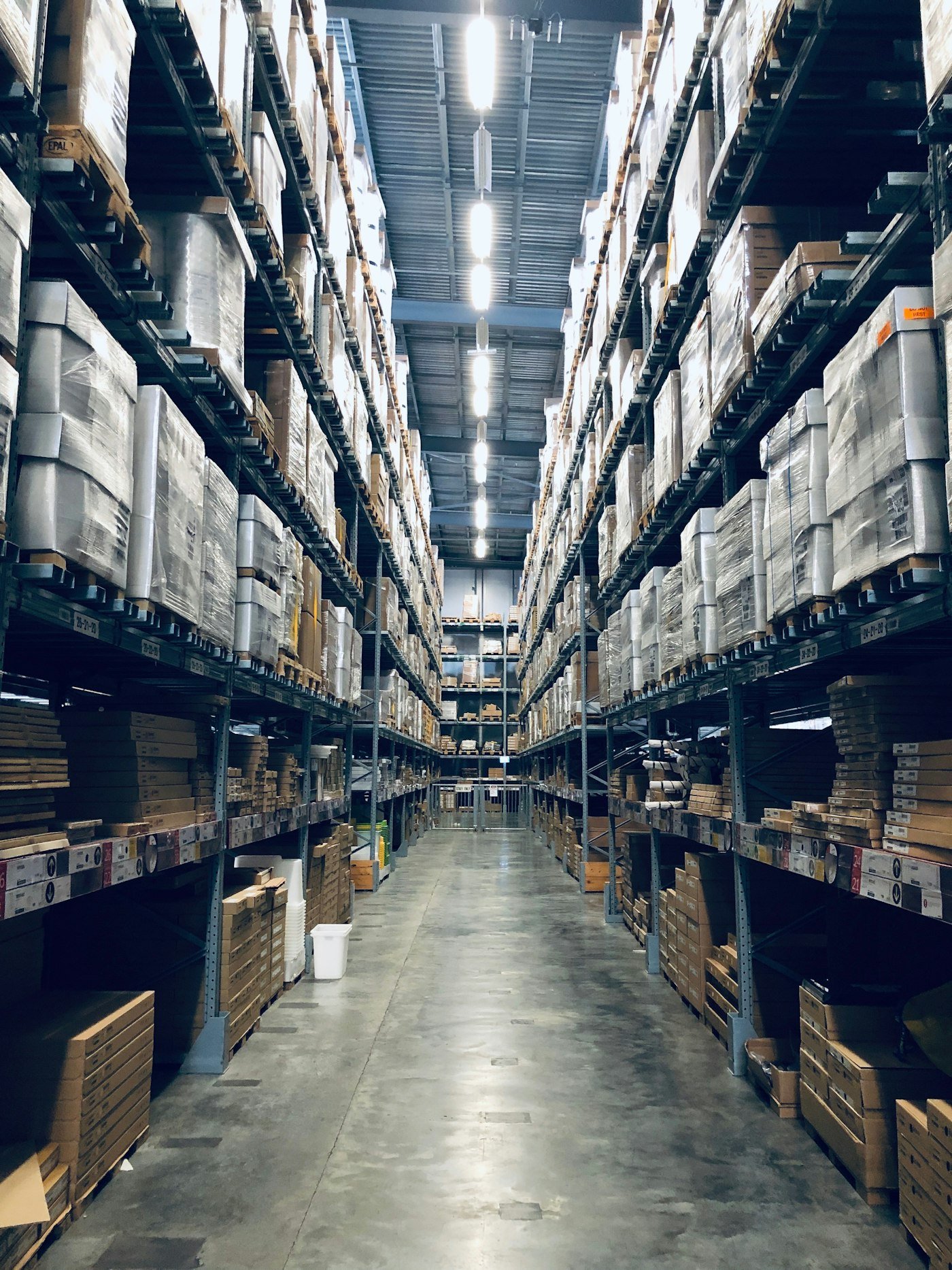 Centro de distribución con estanterías de alta densidad, gestionado con SAP EWM
